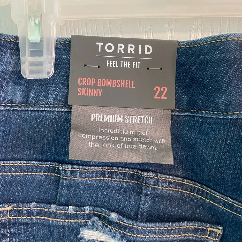 NWT Torrid Cropped Bombshell Plus Size Distressed Denim Stretch Jeans Size 22 - Picture 4 of 5